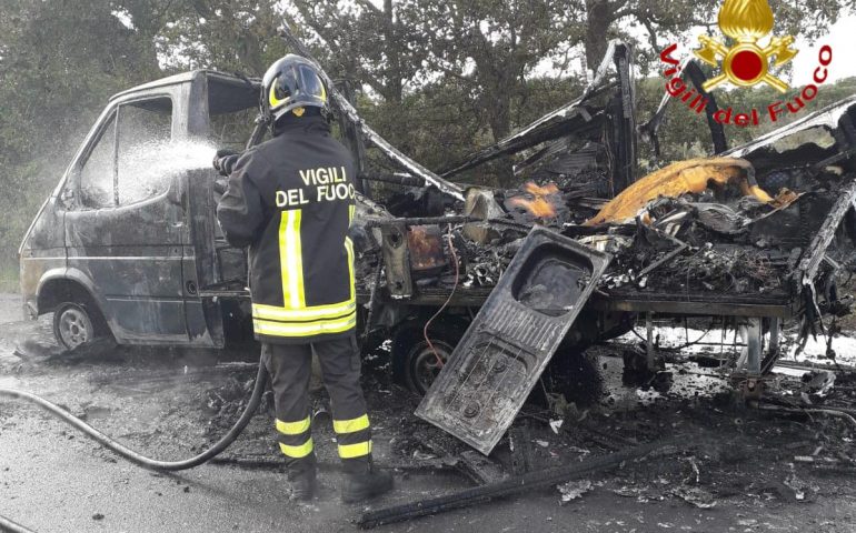 (Foto) Camper in fiamme sulla Statale 131