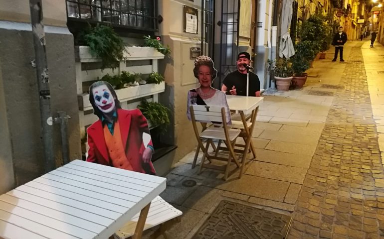 (FOTO) Cagliari: il ristorante è chiuso, ma non per Lady Diana, Batman e Vasco Rossi