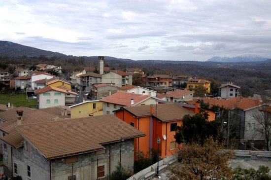 Lodine, positivi al Covid-19 escono di casa e vanno tranquillamente in giro per il paese. L’ira del sindaco