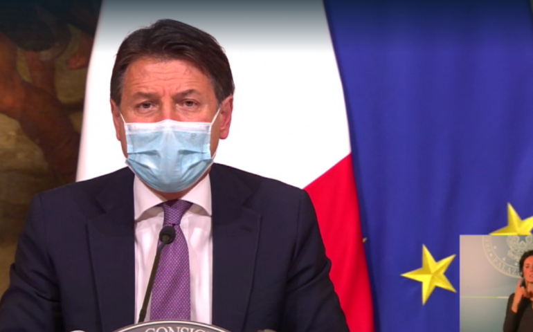 Sardegna in zona gialla. Conte in conferenza: «Il virus corre. Nessuna regione “verde”»