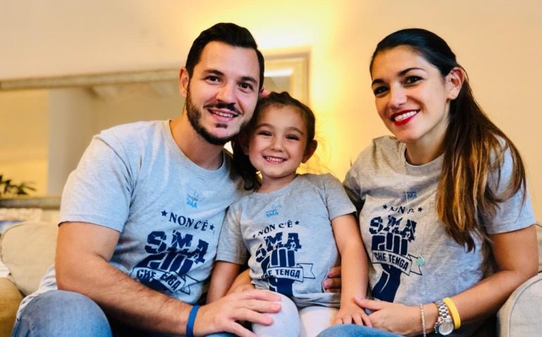 La “SMAglietta”, la nuova raccolta fondi per sostenere Letizia e tutte le famiglie SMA