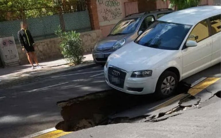 Cagliari, in via Pessina si apre una voragine sotto una macchina