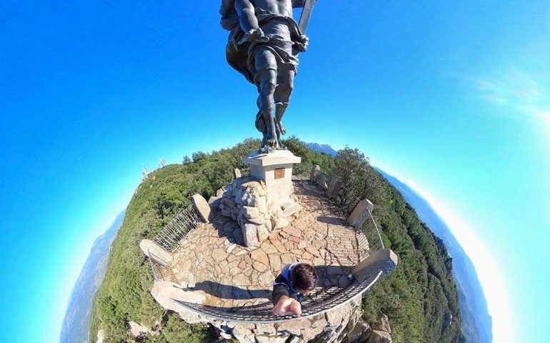 La foto del giorno. Il selfie dall’alto con la statua del Redentore di Nuoro