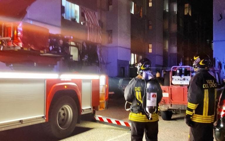 Cagliari, incendio in via Timavo: evacuata un’intera palazzina