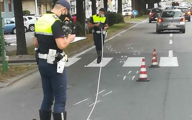 Cagliari, scooter investe una coppia: gravissimo un anziano