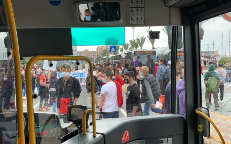 Bloccano i bus in via Roma: studenti in rivolta per le condizioni sui mezzi pubblici