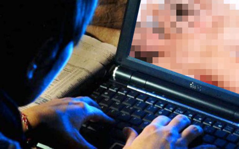 In casa migliaia di video e foto pedopornografiche: arrestato un uomo di 54 anni