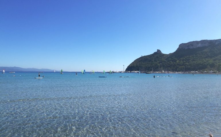 La foto: ottobre al Poetto come fosse giugno? “Eh, lo fa!”, i cagliaritani lo sanno