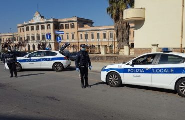 Minorenni in giro senza mascherina: multa da 400 euro per 29 persone a Sassari