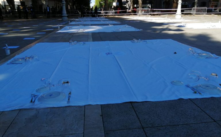 La foto notizia: piazza del Carmine apparecchiata, la protesta dei ristoratori contro il Dpcm
