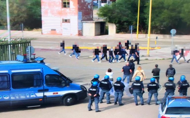 Sconvolts, manifestazione non autorizzata fuori dalla Sardegna Arena