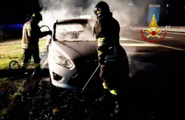 strada-statale-554-auto-prende-fuoco-vvf