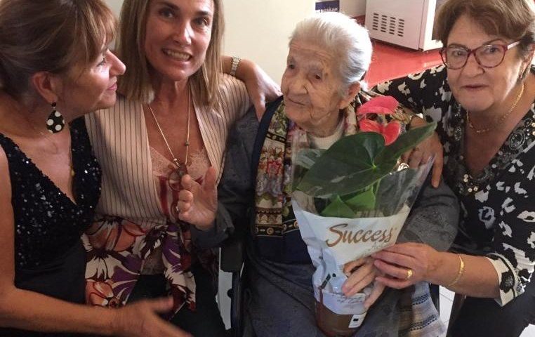 Pirri: tzia Laura Todde festeggia 101 anni. Dopo la festa, in tavola ha voluto fave lesse, patate e lardo