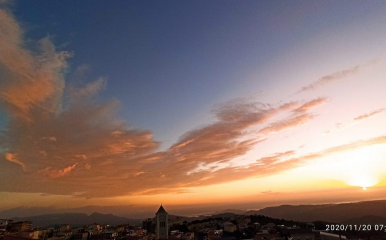 La foto. Mille tonalità vermiglie per il cielo di Arzana