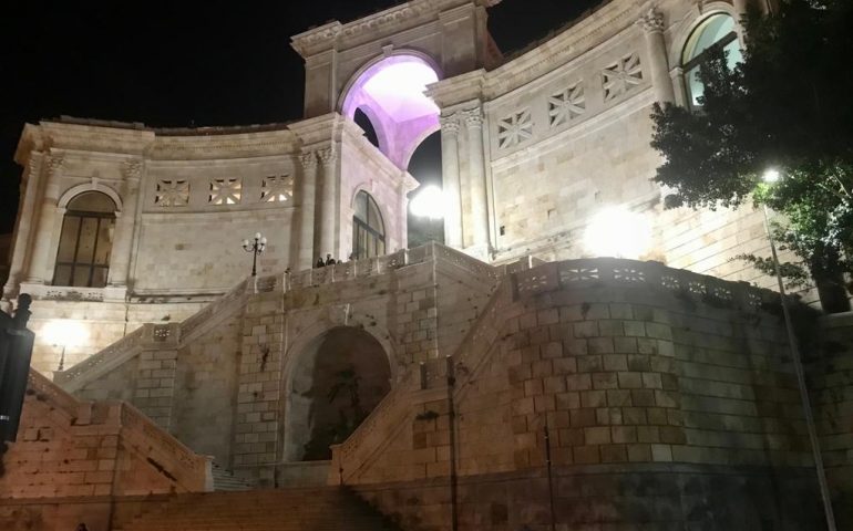 Cagliari, Bastione e Caserma Carabinieri illuminati per la Giornata contro la violenza sulle donne