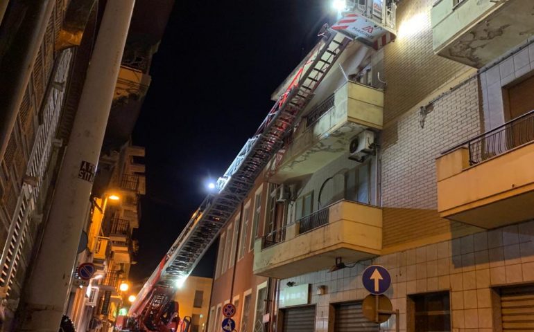 (VIDEO E FOTO) Quartu, piovono calcinacci da una palazzina in centro: intervengono i Vigili del fuoco
