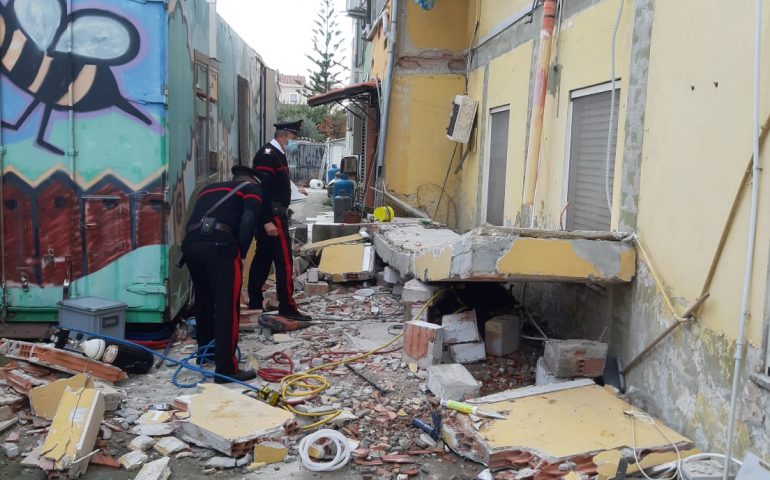 Tragedia a Pirri: crolla un balcone, operaio muore travolto dalle macerie. Ferito il nipote