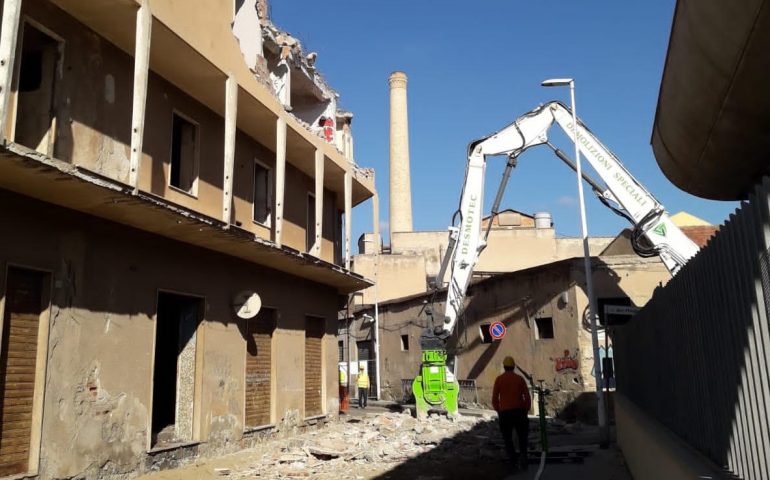 Selargius: comincia la demolizione dello storico cinema Astra, al suo posto verde e parcheggi