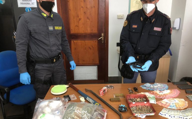 Cagliari, in casa avevano armi e un chilo di droga: tre persone in carcere