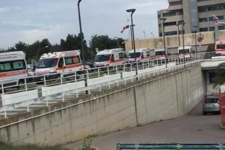 (Video) Coda di ambulanze questo pomeriggio al Brotzu, se ne contano 18 in attesa
