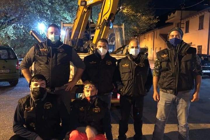 Gairo tende la mano al comune di Bitti in difficoltà: volontari gairesi al lavoro tra le macerie