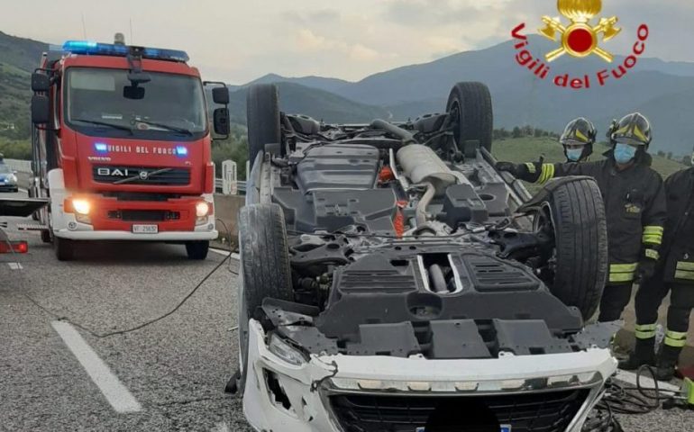 Auto si ribalta sulla SS 131 DCN al Km 119 direzione Olbia: un ferito