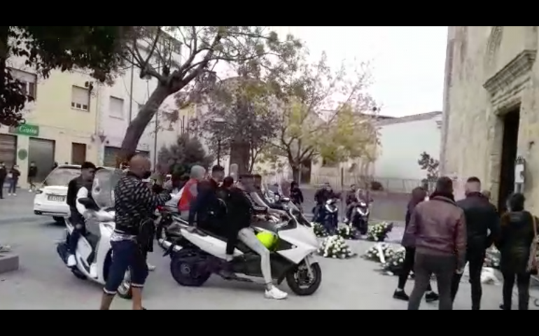 (VIDEO) I funerali di Steven e Angelica a Villacidro: l’arrivo degli scooter
