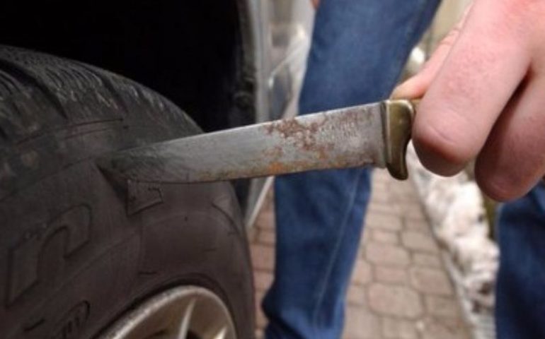 Cagliari: 66enne armato di coltello squarcia le gomme di 7 auto in viale Merello, arrestato