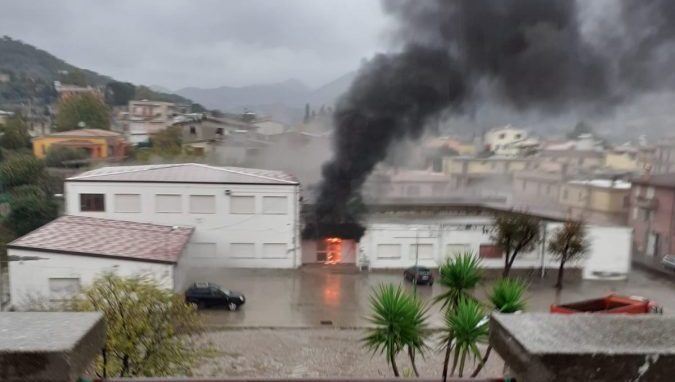 (Video) Tertenia, spaventoso incendio nel “vecchio” asilo a causa di un fulmine