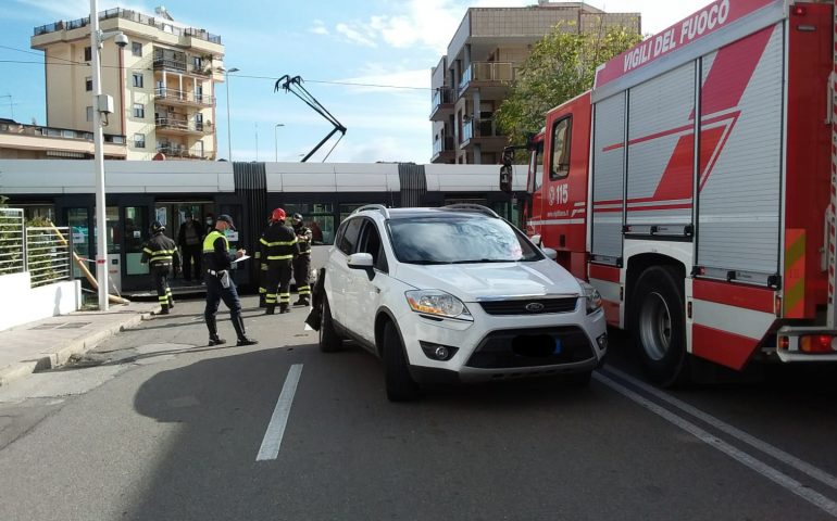 Cagliari, auto brucia il semaforo rosso in via Galvani e si schianta sulla Metro
