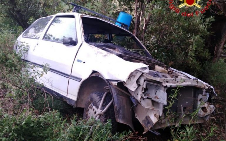 (Foto) Spaventoso incidente a Osini, auto cade in una scarpata: un ferito grave