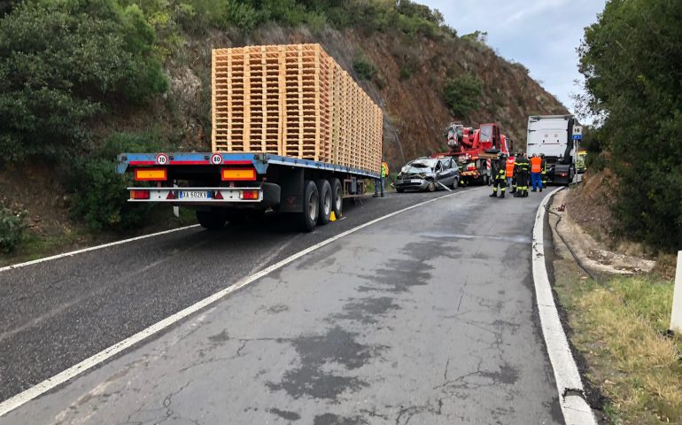 (VIDEO) Terribile incidente sulla Pedemontana: tir contro un’auto, tre feriti gravi