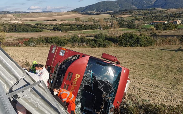 (VIDEO) Gesturi, pullmino cade in una scarpata con dieci migranti a bordo: 7 feriti, di cui uno grave