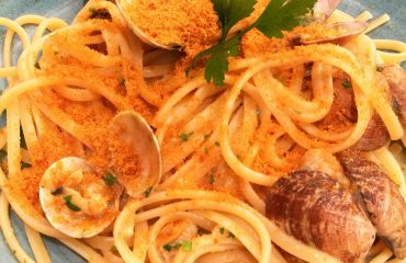 La ricetta Vistanet di oggi: linguine con vongole e bottarga, un primo piatto per veri buongustai