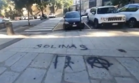 Minacce a Solinas: una forca, il nome del Governatore e la firma degli anarchici sul marciapiede