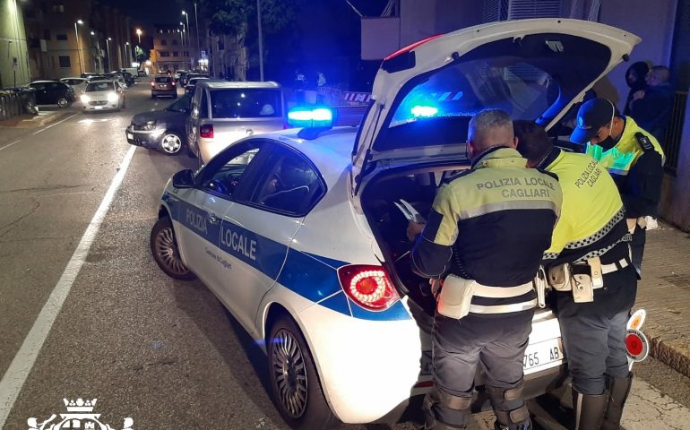 Cagliari: con la Clio non assicurata insegue e sperona il conducente ubriaco di una Multipla