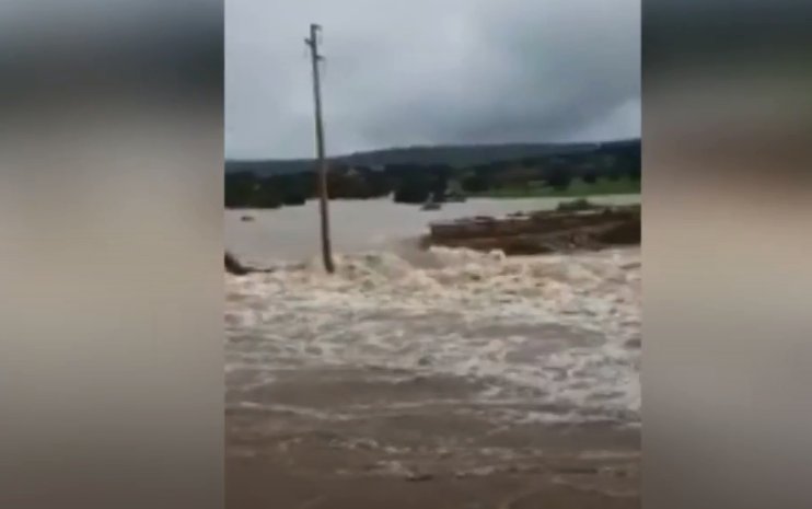 Orune nel panico: il fiume in piena abbatte un ponte e allaga le campagne del paese