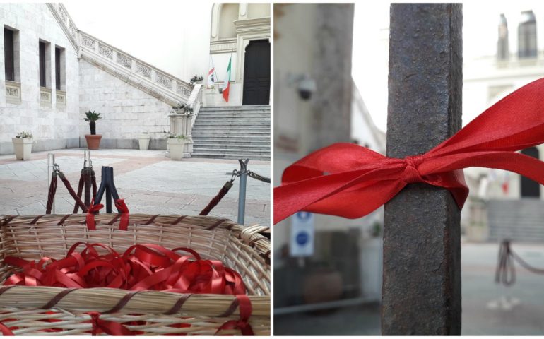 Palazzo Bacaredda: una cesta coi nastri rossi, l’invito a non passare dritti davanti a una violenza