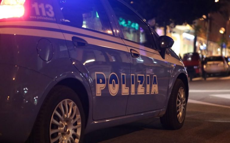 Rubano uno scooter rischiando di investire un poliziotto. Fermati gli altri due complici