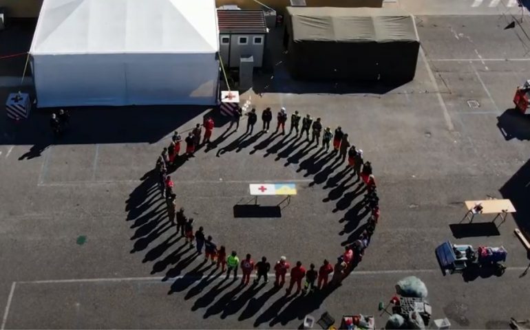 (VIDEO) Nuoro, montato l’ospedale da campo della Croce Rossa per i pazienti Covid