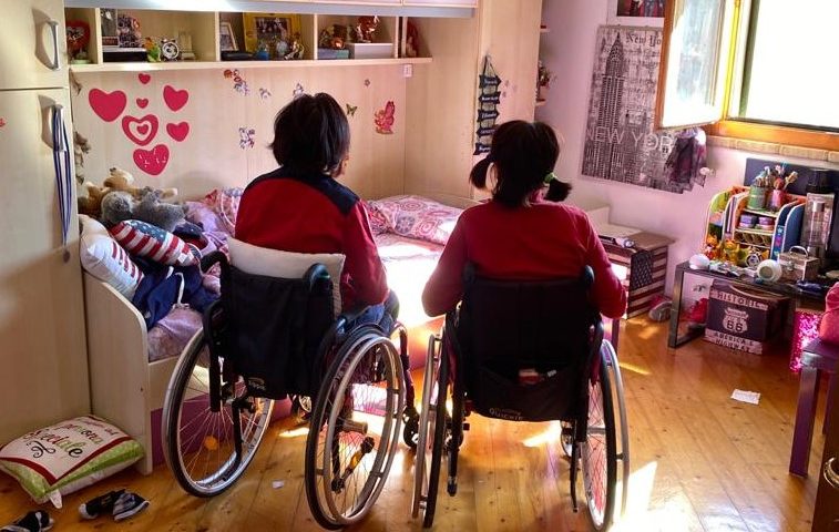 Luciana è positiva al Covid ma ha le figlie disabili: da due settimane nessuna assistenza