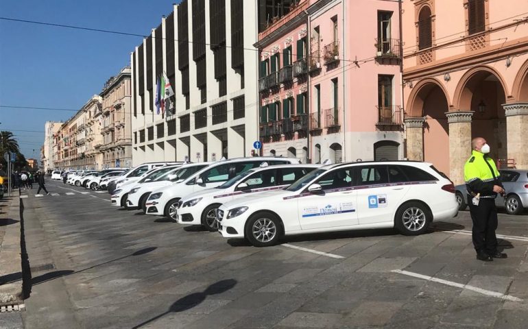 Taxi bloccano via Roma: la protesta della categoria, calo del 90% del fatturato