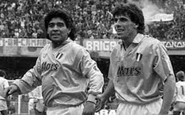 Zola saluta il suo maestro Maradona: “Addio amico mio, sei stato il più grande”