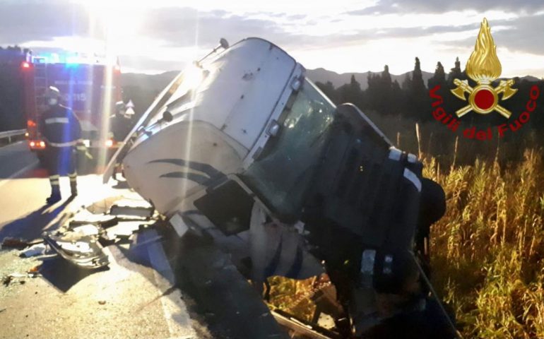 Incidente sulla S.S 125, camion perde il controllo e finisce fuori dalla carreggiata: gravi danni