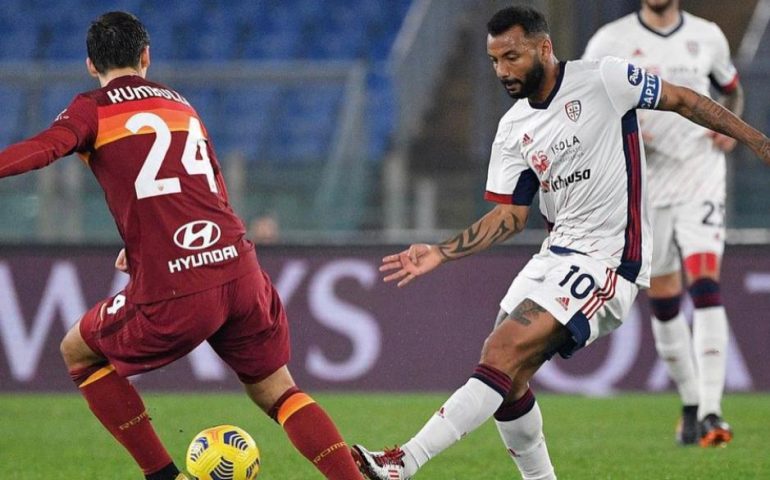 Il Cagliari spaventa la Roma, poi crolla e ci riprova: i giallorossi vincono 3-2