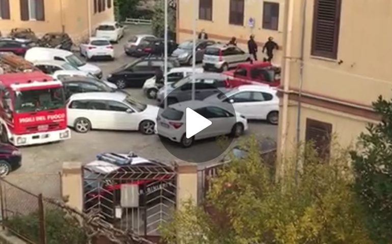 (VIDEO) Paura a Cagliari, uomo si barrica in casa e minaccia di farla esplodere