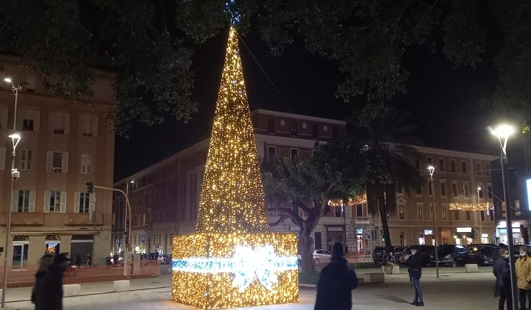 Natale a Cagliari, acceso oggi pomeriggio l’albero in piazza Garibaldi. Nel weekend toccherà alle luminarie