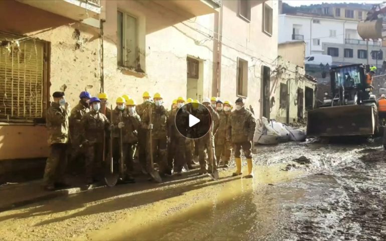 (VIDEO) Bitti: i fanti della Brigata Sassari intonano “Dimonios” dopo aver ripulito una via dalle macerie