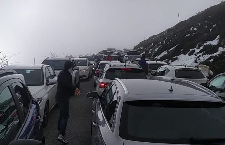 (Foto) Gennargentu preso d’assalto: strada per il Bruncu Spina intasata dalle auto