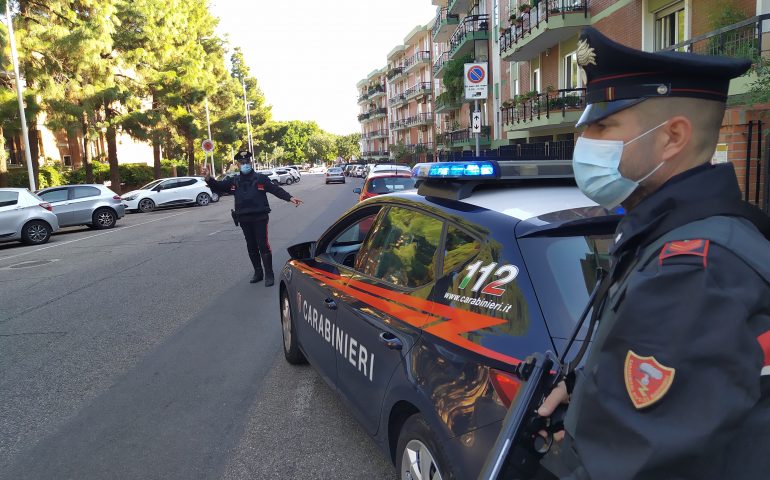 Cagliari: armato di coltello prende a calci un portoncino, denunciato e portato in psichiatria